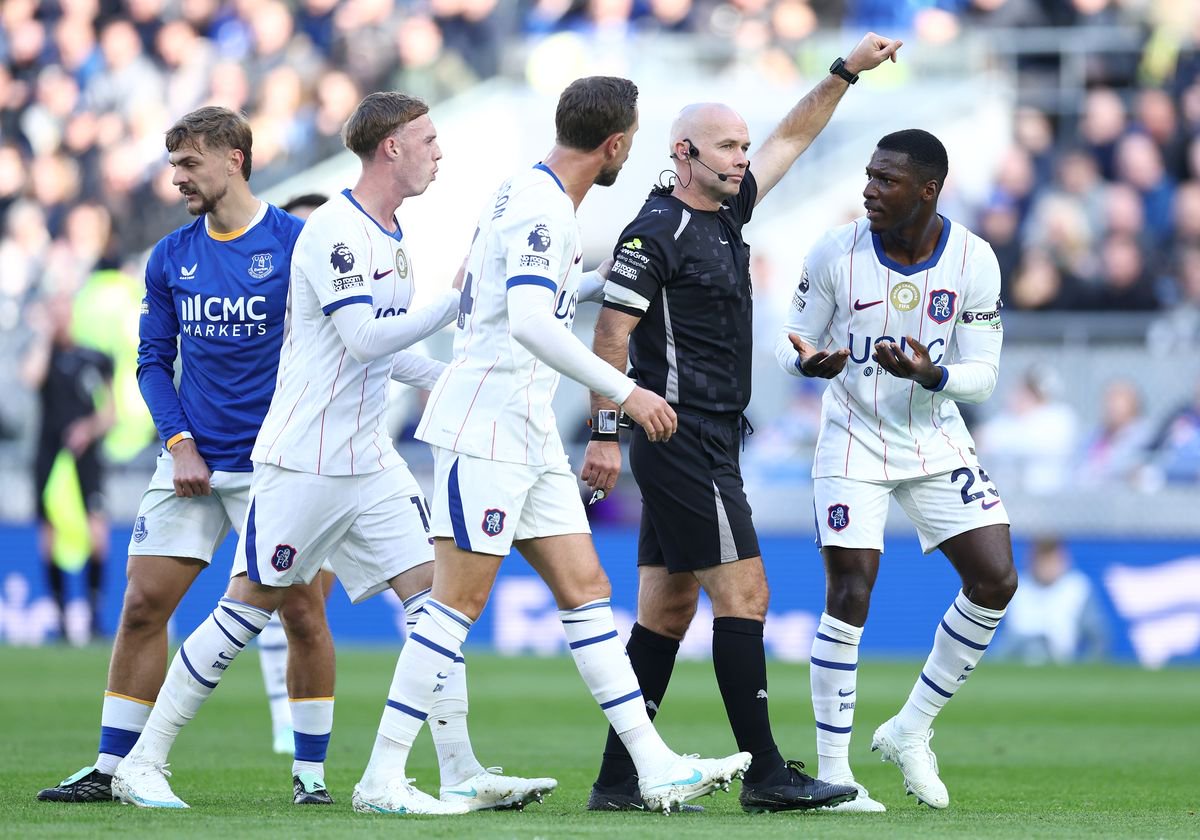 Cole Palmer and Chelsea players react