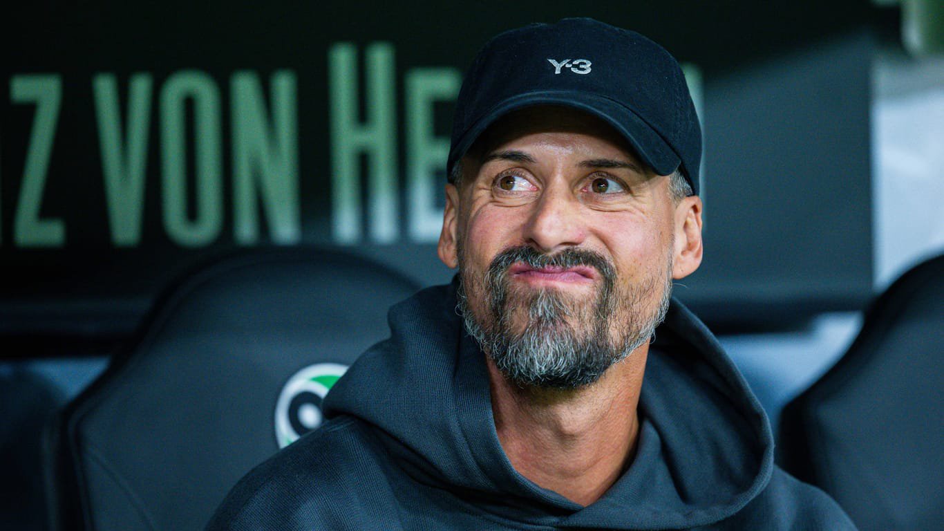 Sandro Wagner auf der Trainerbank: Beim Heimdebüt mit Hannover 96 zeigte seine Mannschaft eine deutliche Leistungssteigerung.