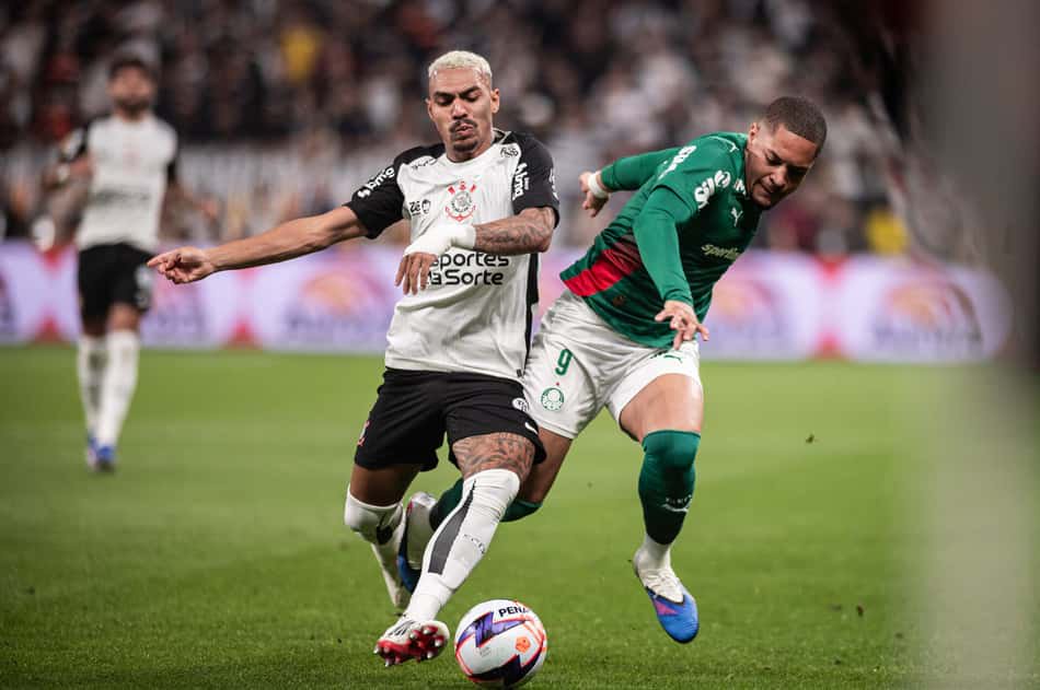 Matheuzinho x Vitor Roque durante clássico