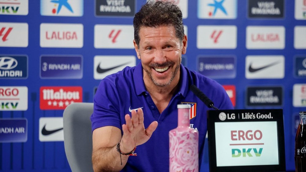 23/10/2026.- L'entraîneur de l'Atlético de Madrid, Diego Simeone, donne une conférence de presse après l'entraînement à la Ciudad Deportiva Atlético de Madrid, ce vendredi à Majadahonda (Madrid). EFE/ Daniel González