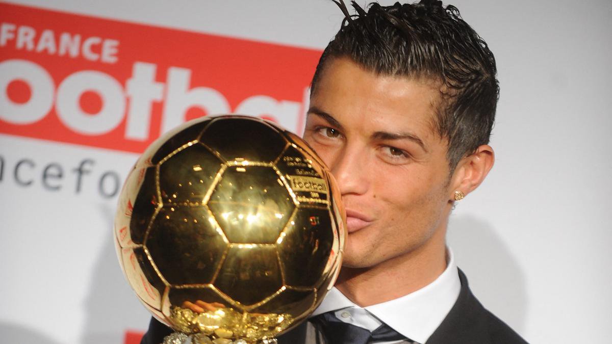 Cristiano Ronaldo mit dem Ballon d'Or.