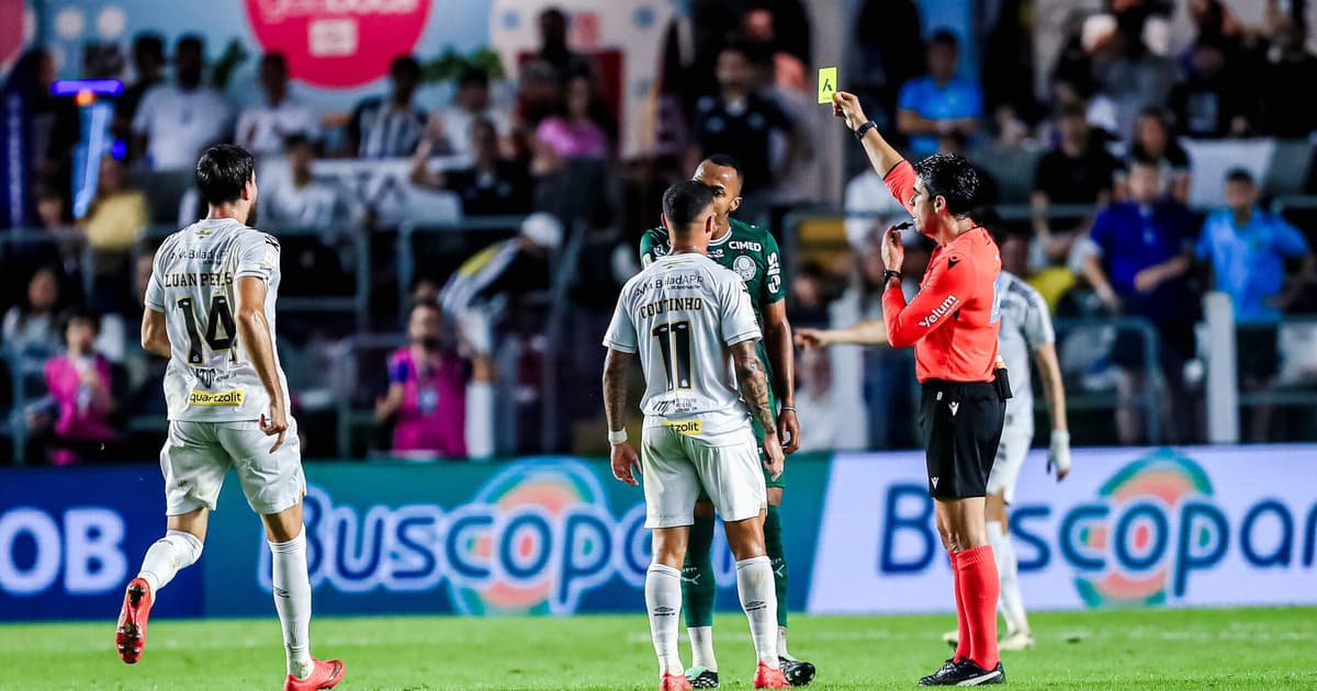 Torcida do Flamengo critica arbitragem em Santos x Palmeiras