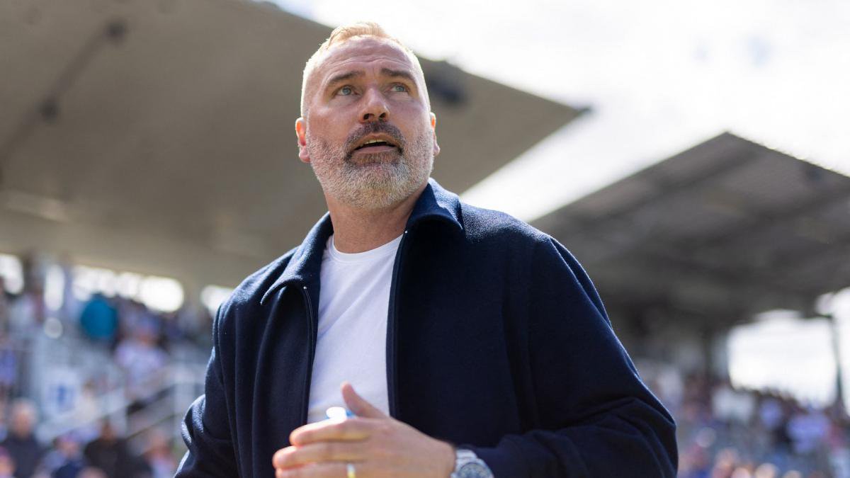 Tim Walter schaut sich im Stadion um