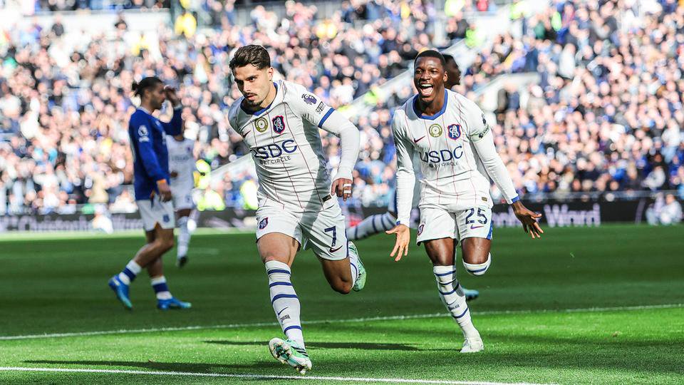 Chelseas Pedro Neto (v./Nr. 7) trifft in Everton