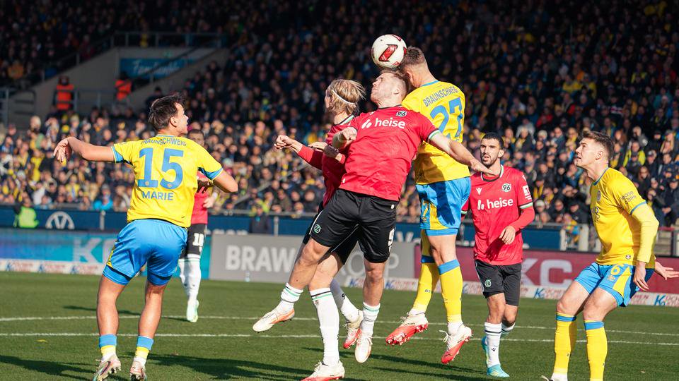 Hannovers Benjamin Källman und Braunschweigs Isidoros Koutsidis