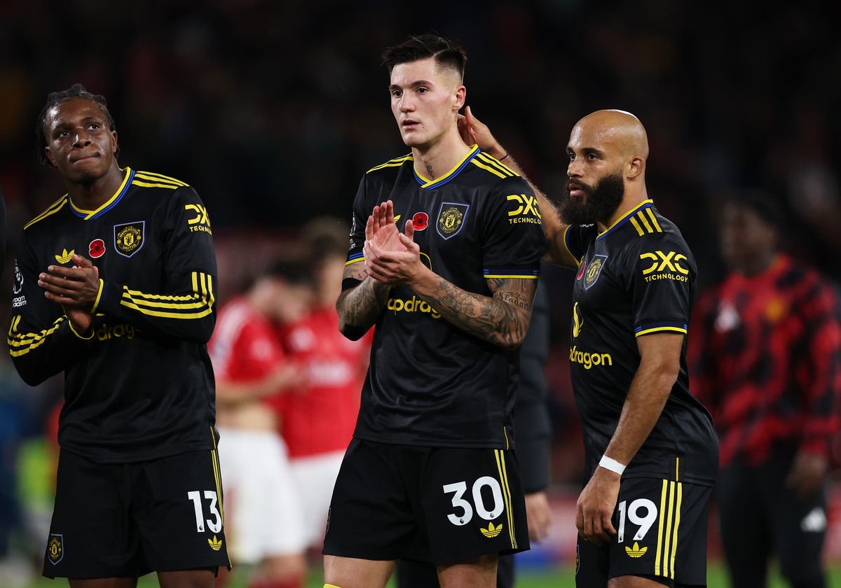 NOTTINGHAM, ENGLAND - NOVEMBER 01: Patrick Dorgu, Benjamin Sesko and Bryan Mbeumo of Manchester United applaud the fans after the draw in the Premier League match between Nottingham Forest and Manchester United at City Ground on November 01, 2025 in Nottingham, England. (Photo by Michael Regan/Getty Images)