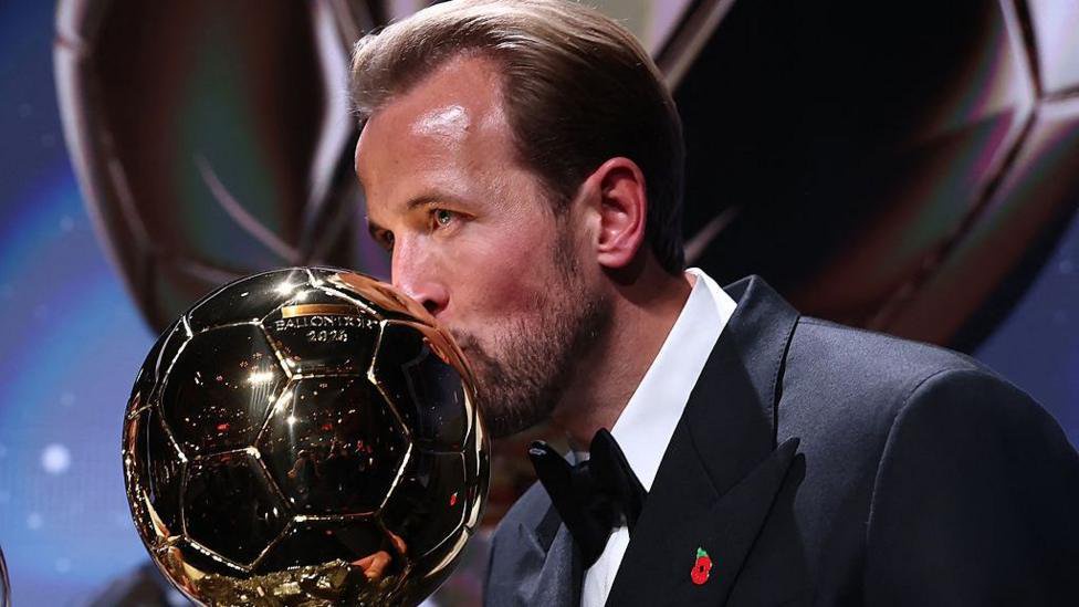 Harry Kane kisses the Ballon d'Or