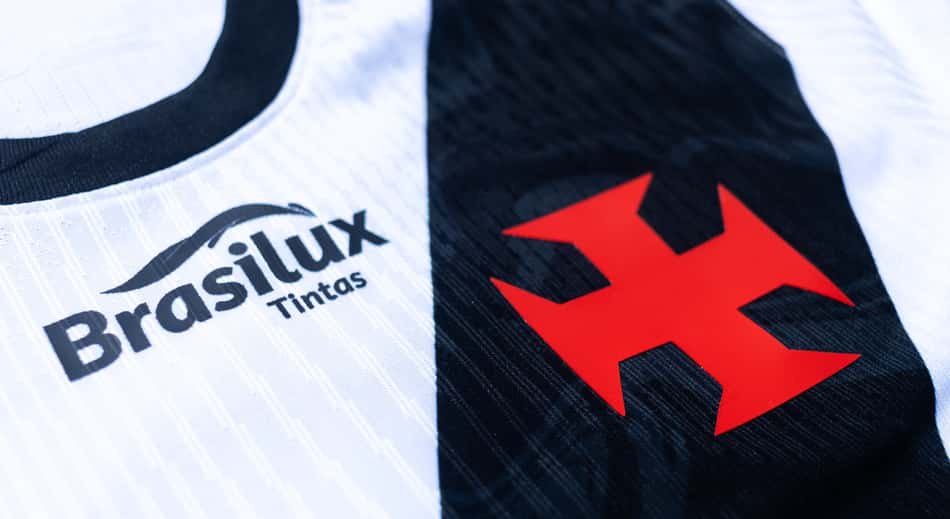 Camisa do Vasco da Gama com logomarca BrasiliLux Tintas e símbolo vermelho em preto.