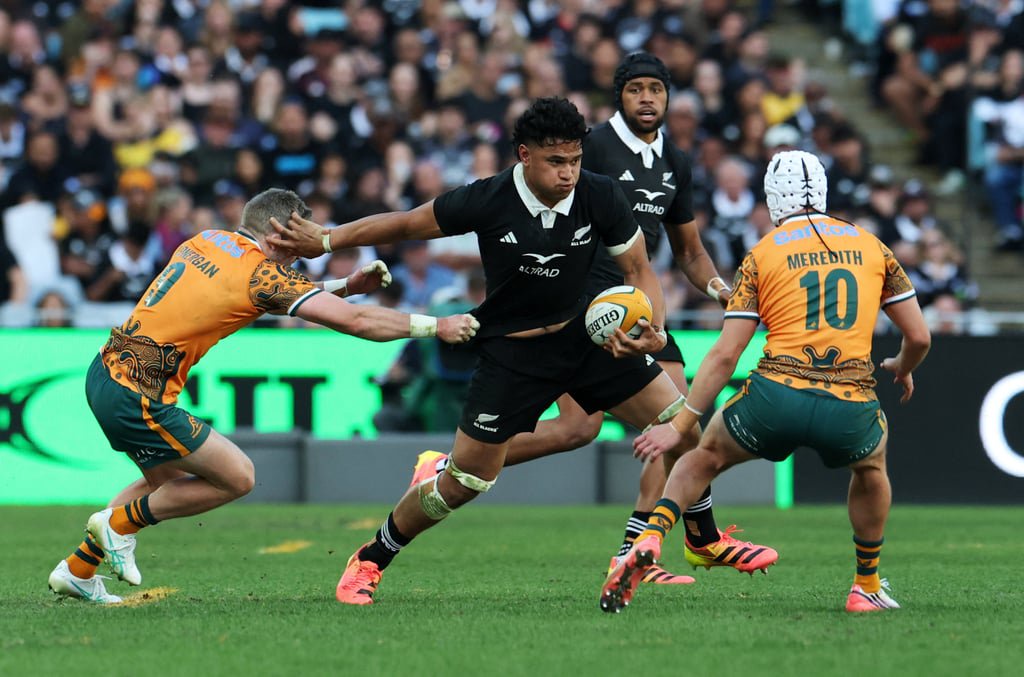 New Zealand’s Wallace Sititi takes on Australia’s Ryan Lonergan (left) and Declan Meredith. Photo: Reuters