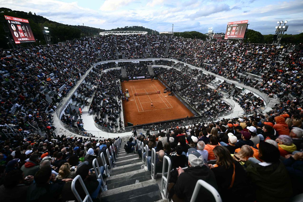 Nicht nur bei Sinner-Spielen regelmäßig ausverkauft: Das Foro Italico während des ATP-Turniers in Rom. © APA/afp / FILIPPO MONTEFORTE