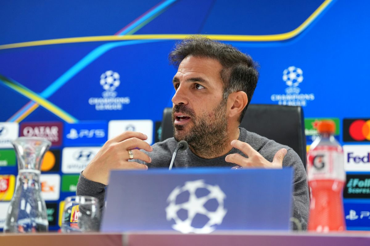 Cesc Fabregas at a Como press conference