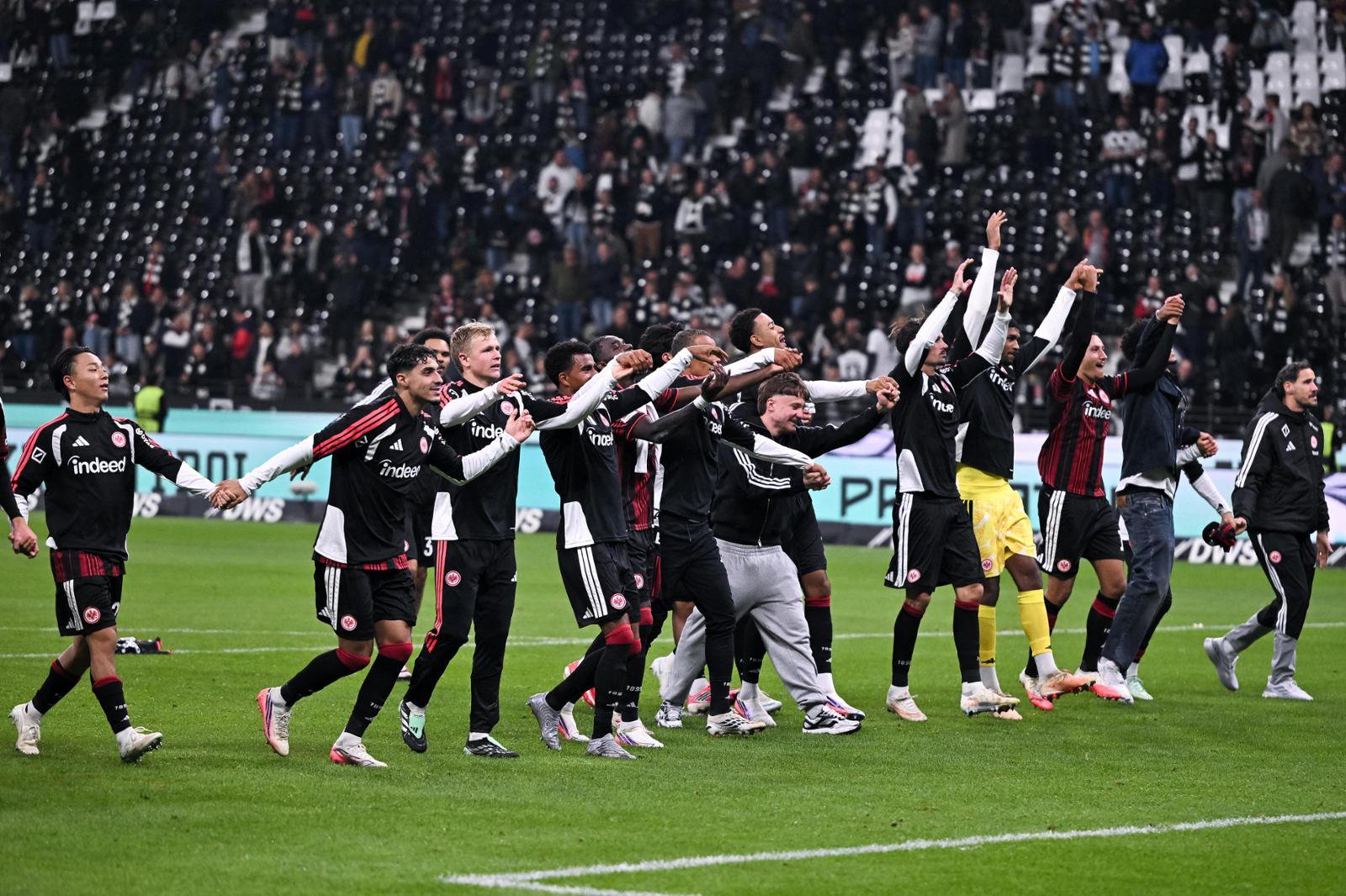 Eintracht Frankfurt jubelt über den Heimsieg gegen Köln.