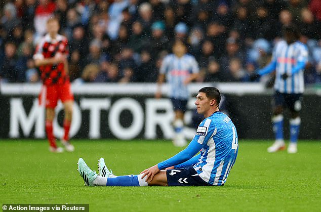 Thomas picked up a problem early in the first half, tried to continue, but soon sat down on the pitch and limped off before the hour was up