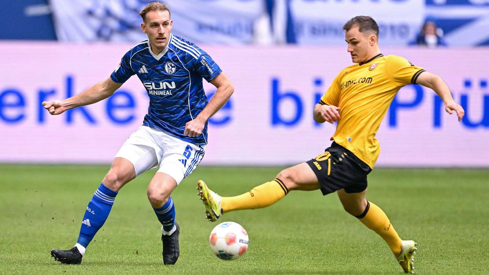 Timo Becker im Schalke-Heimtrikot 2025/26 in der Veltins-Arena gegen Dynamo Dresden