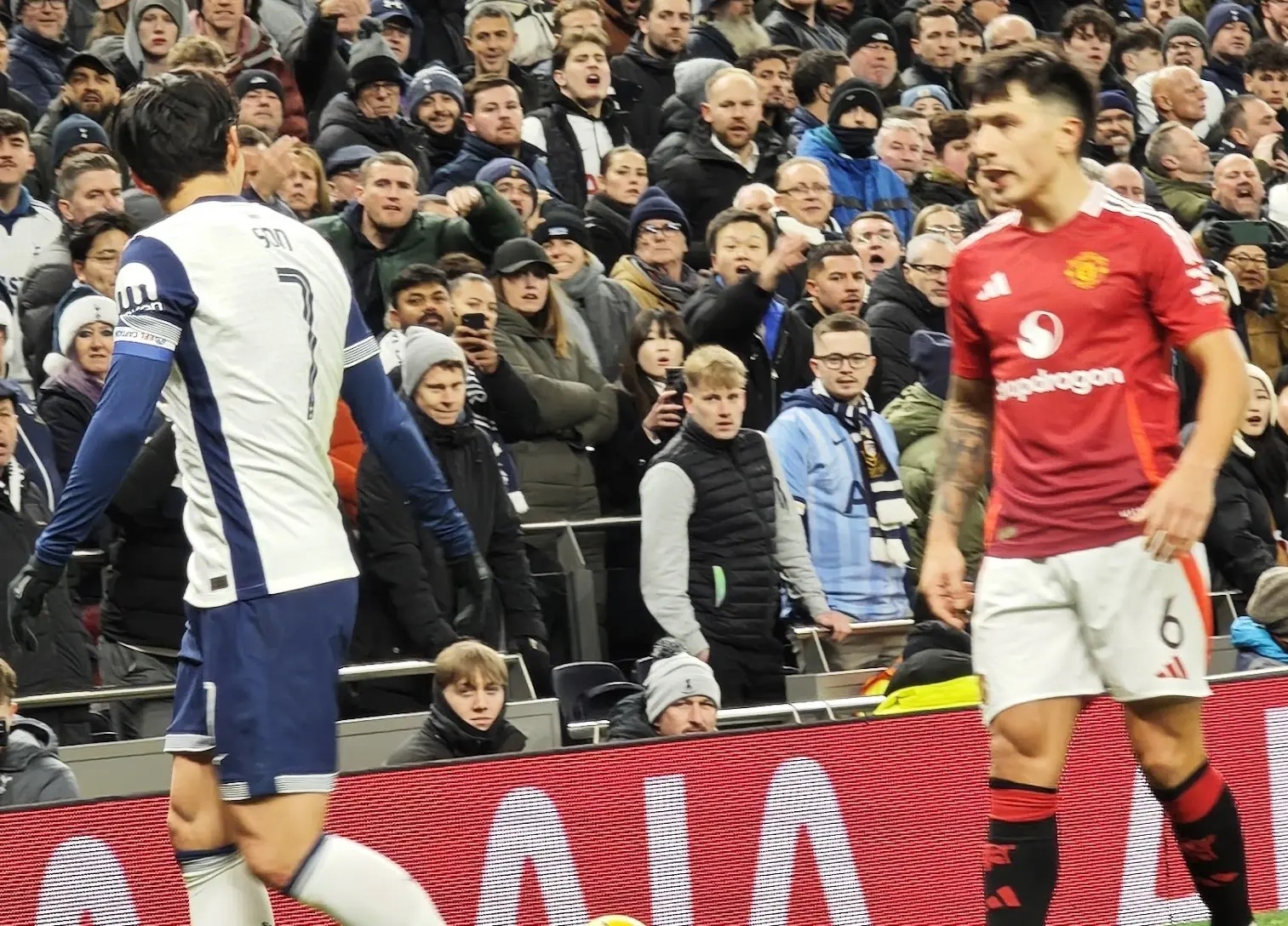 Lisandro Martínez in a Manchester United kit during a match against Tottenham Hotspur.