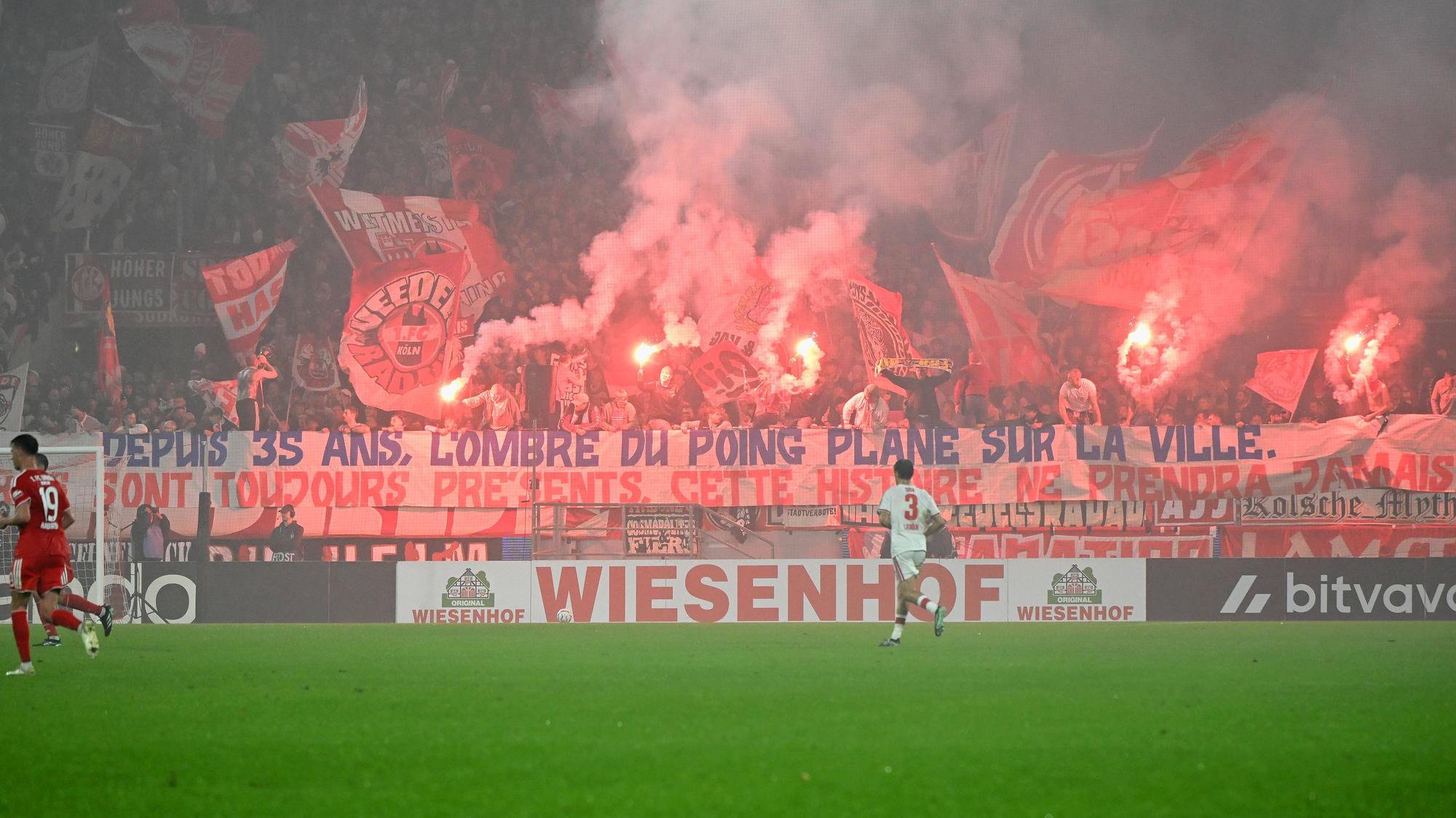 Teurer Spaß: Die FC-Fans auf der Südtribüne grüßen ihre Freunde von PSG.
