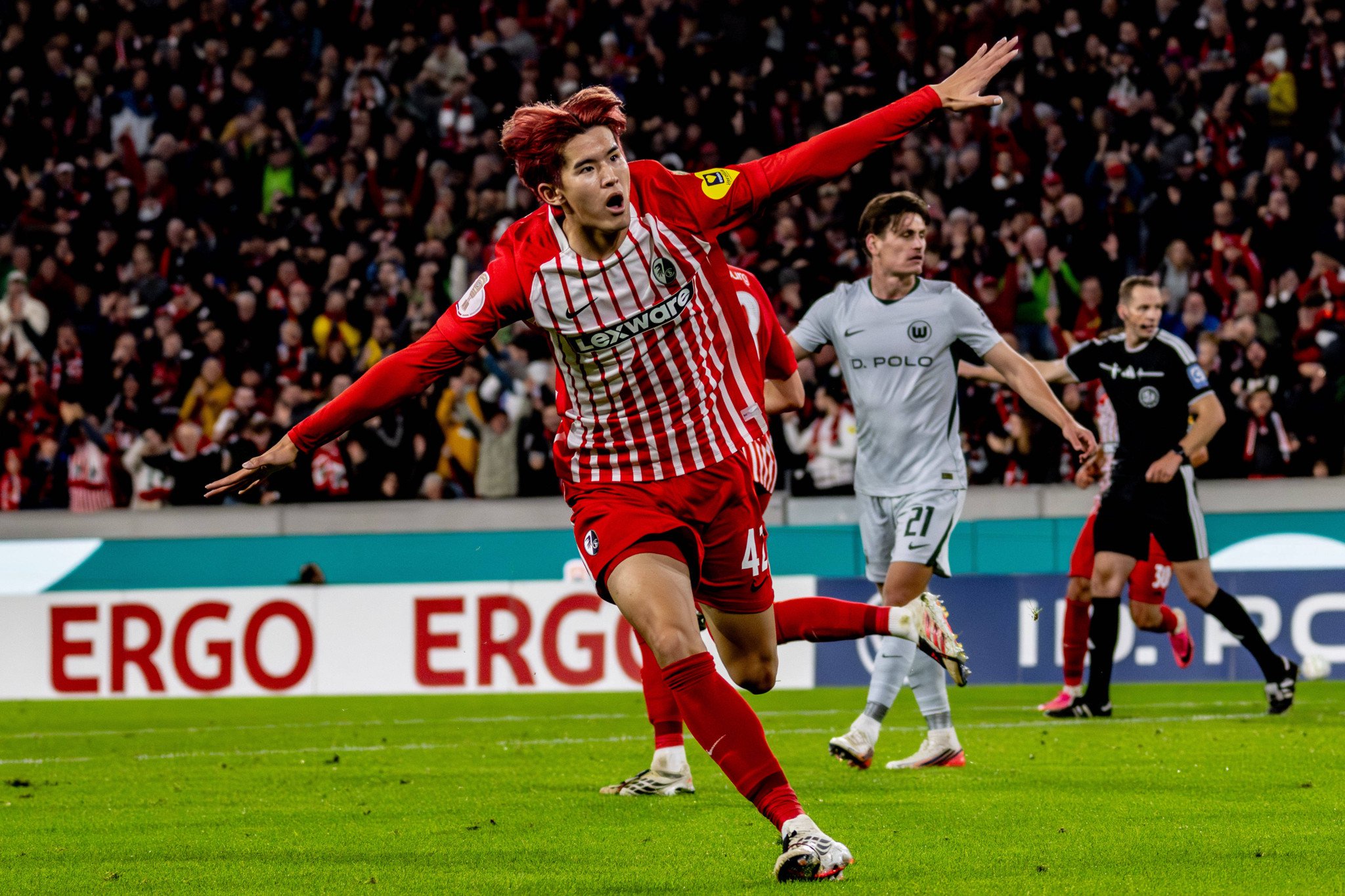 Keisuke Goto (SC Freiburg) bejubelt sein Tor zum 3:2-Sieg gegen den VfL Wolfsburg im DFB-Pokal im Europa-Park Stadion.