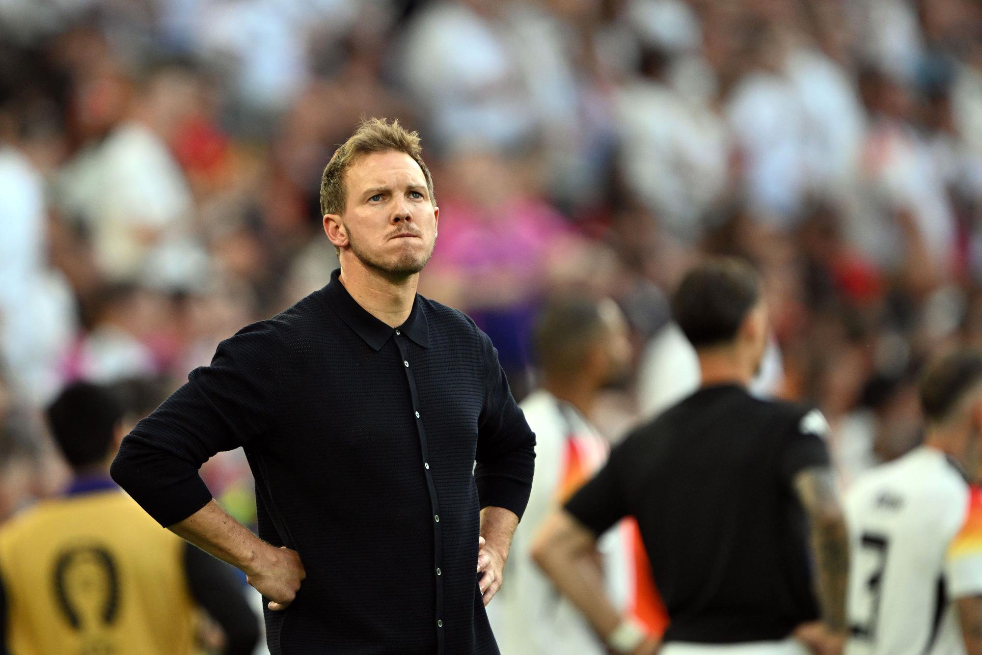 ARCHIV - 05.07.2024, Baden-Württemberg, Stuttgart: Fußball, UEFA Euro 2024, EM, Spanien - Deutschland, Finalrunde, Viertelfinale, Stuttgart Arena, Deutschlands Bundestrainer Julian Nagelsmann steht an der Seitenlinie. (zu dpa: «Die Chronik des Scheiterns von Julian Nagelsmann») Foto: Federico Gambarini/dpa +++ dpa-Bildfunk +++