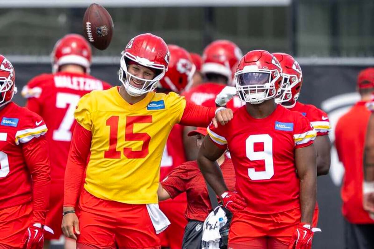 SPORTS-FBN-CHIEFS-MAHOMES-FILEPIC-KC Kansas City Chiefs quarterback Patrick Mahomes 15 and running back Kenneth Walker smile while running drills during the second day of minicamp practice at the teams facility in Kansas City, Missouri, on June 10, 2026. Emily Curiel/The Kansas City Star/TNS Kansas City Missouri USA EDITORIAL USE ONLY Copyright: xBUYx 180252324W EmilyxCurielx krtphotoslive965440 ©IMAGO/Newscom World