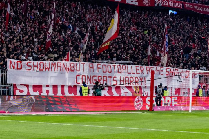 Bayerns Harry Kane ist vor dem Topspiel für seinen Ballon d'Or-Sieg geehrt und gefeiert worden. Doch die BVB-Fans konnten dem nur wenig abgewinnen.