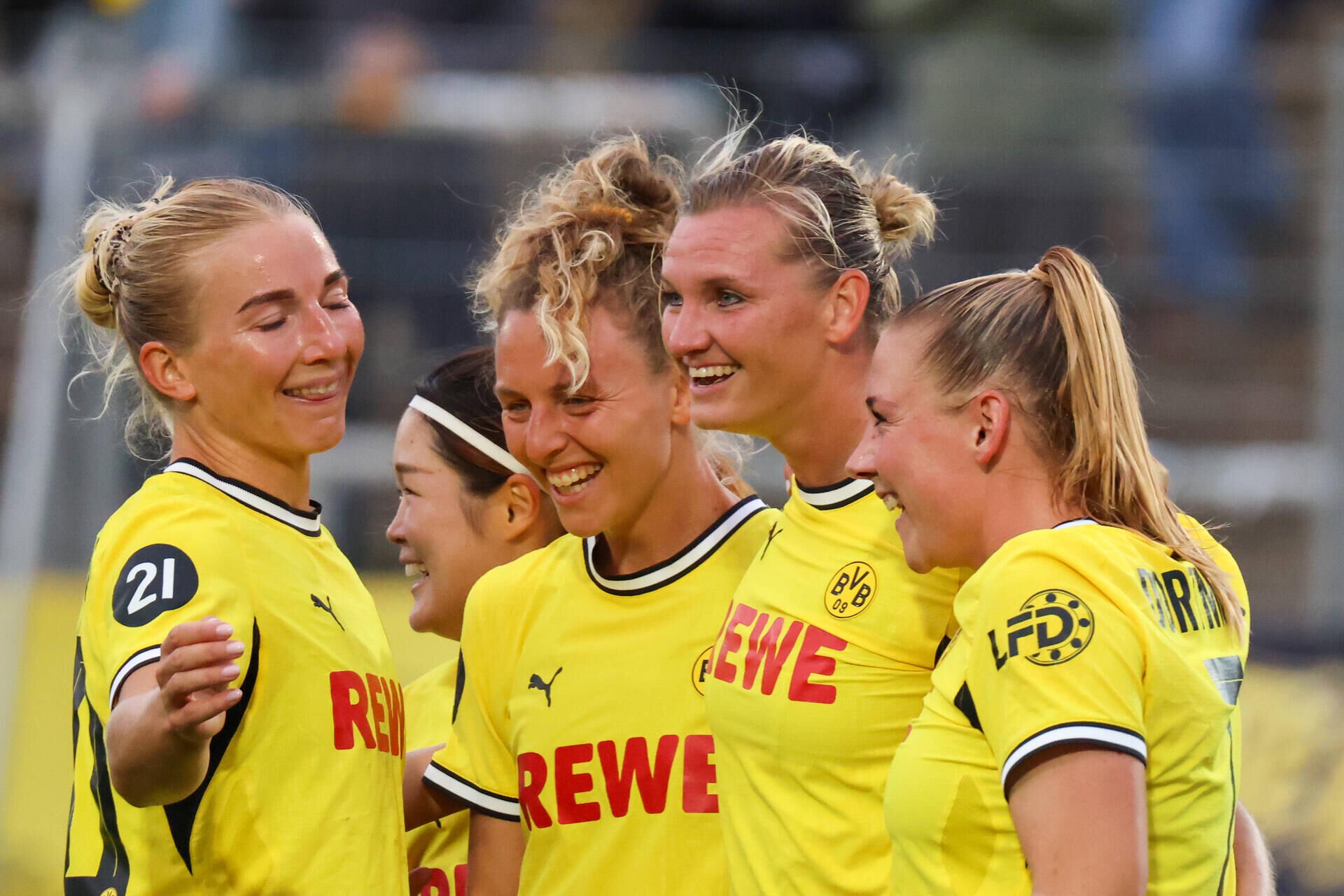Alexandra Popp jubelt mit ihren BVB-Teamkolleginnen.