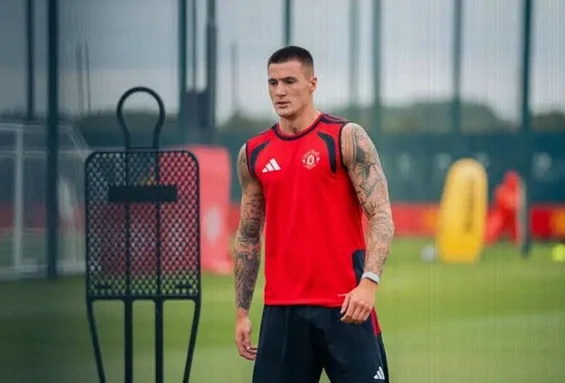 Manchester United fear long absence for striker Benjamin Šeško
