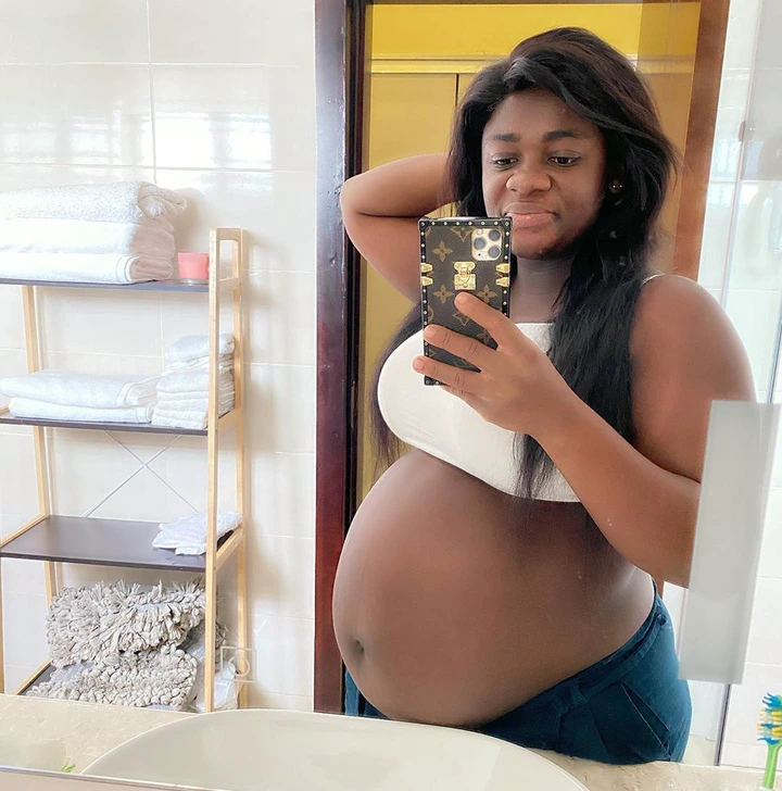 Popular celebrities who displayed their heavy pregnancies to the world - Photos