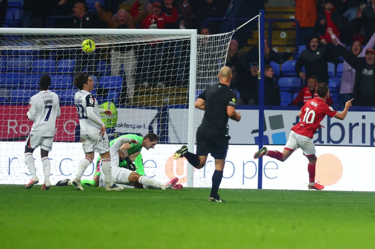 Scott Twine Bristol City celebrates scoring to make it 2-3
