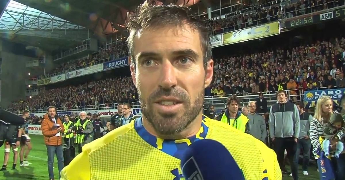 Dix ans après son départ de Clermont, Brock James pourrait retrouver l’ASM comme entraîneur de l’attaque. Une piste qui ferait forcément vibrer la Yellow Army. Crédit : Screenshot Journal La Montagne
