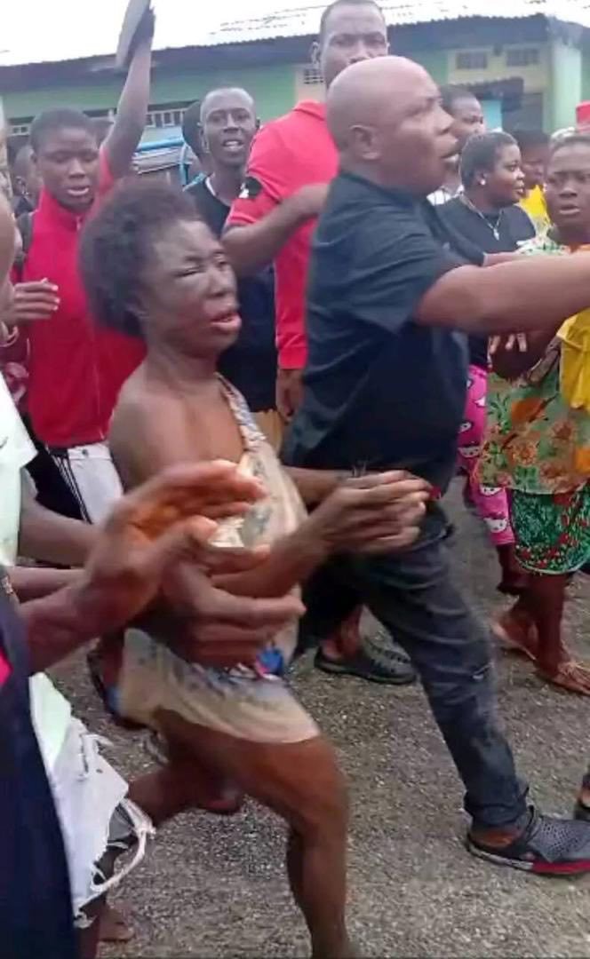 Mob burns woman to d3ath after accusing her of kidnapping 7-year-old boy in Delta community (video)