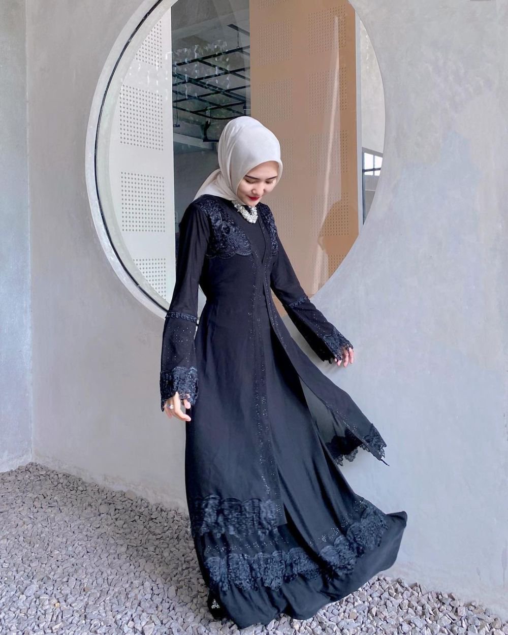 9 Padu Padan Outfit Hitam ala Intan Ghazella, Tetap Girly!