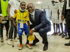 Hamed Bakayoko poste une photo de lui et un enfant avec une béquille et lui laisse un message