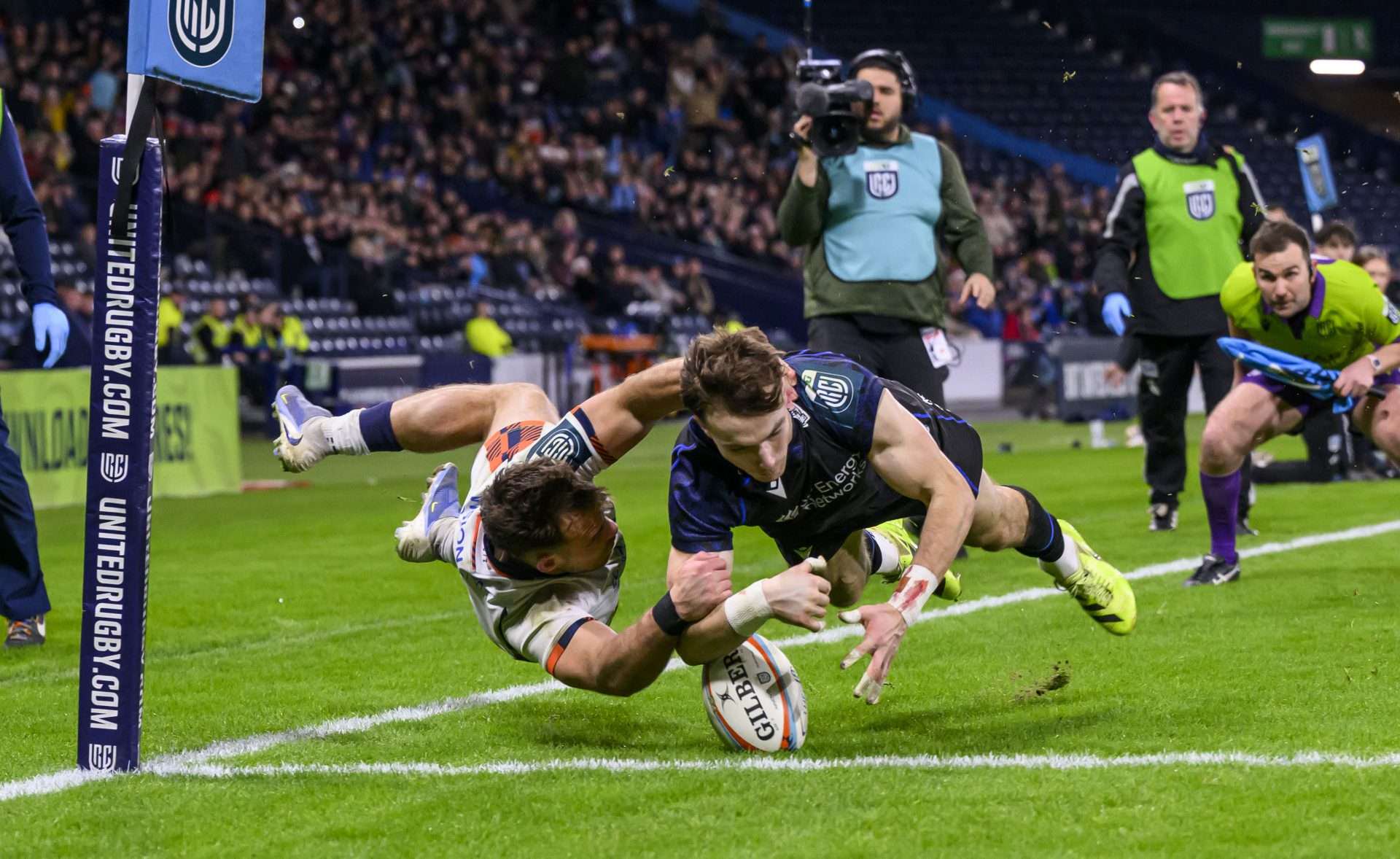 Edinburgh full-back Wes Goosen manages to stop Glasgow Warriors wing Jamie Dobie from scoring a try in the corner. Image: © Craig Watson - www.craigwatson.co.uk