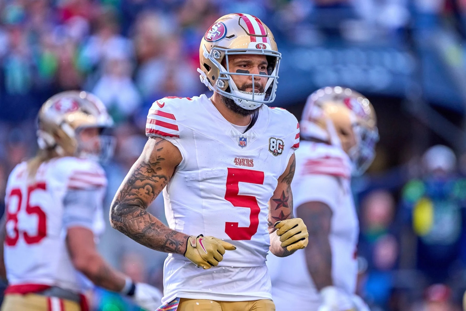 Ein Spieler der San Francisco 49ers mit der Rückennummer 5 während eines Spiels.