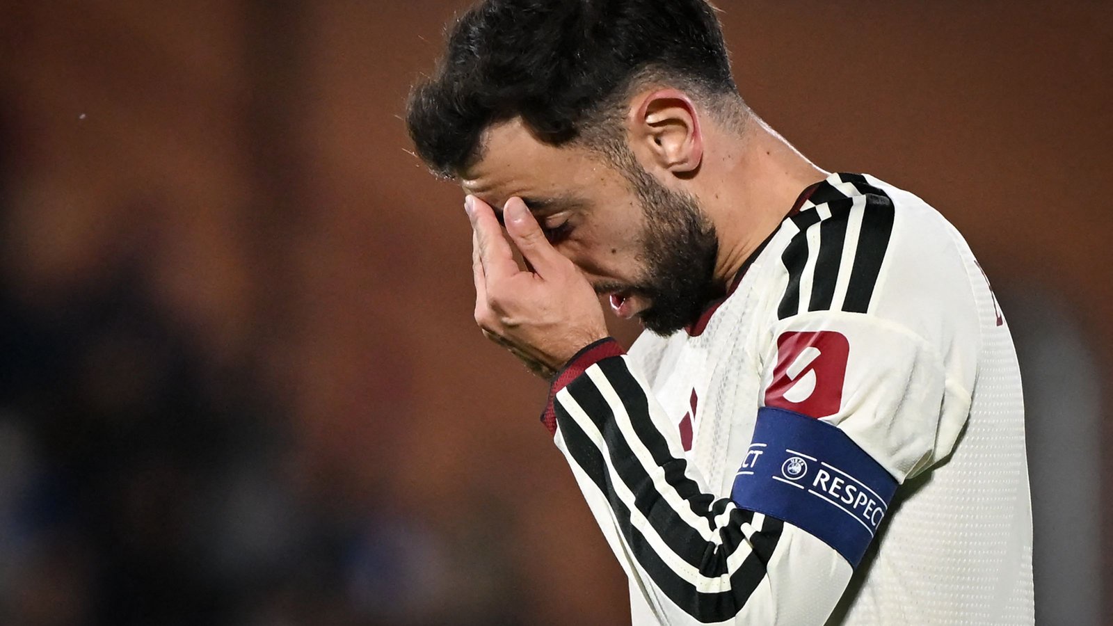 Manager criticised after United debacle! Bruno Fernandes questions Michael Carrick’s tactics