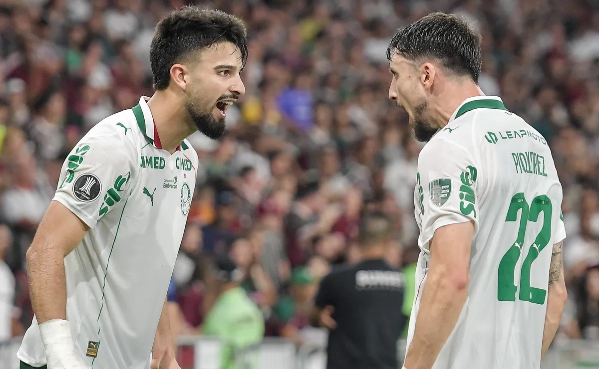 Flaco Lopez omemora seu gol com Piquerez, durante partida contra o Fluminense, no Maracanã, pela Copa Libertadores. Foto: Thiago Ribeiro/AGIF