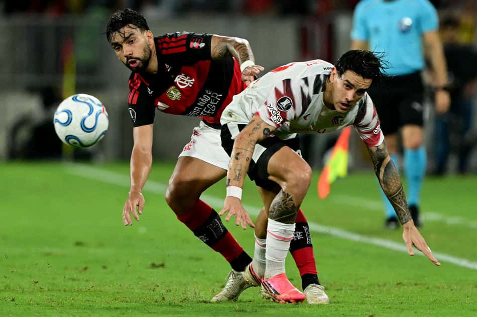 Lucas Paqueta em dividida durante flamengo x Estudiantes