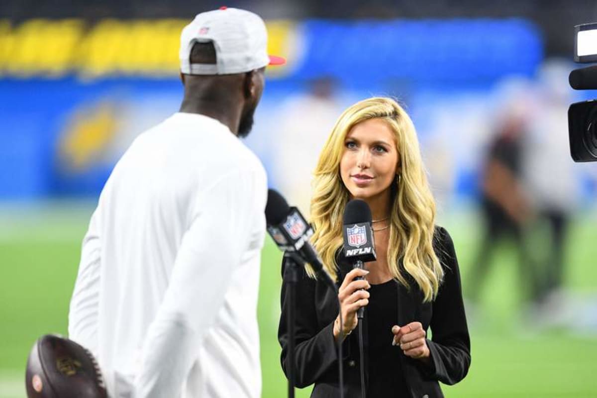 INGLEWOOD, CA – AUGUST 22: NFL, American Football Herren, USA Network Anchor/Reporter Taylor Bisciotti interviews a player after the NFL preseason game between the San Francisco 49ers and the Los Angeles Chargers on August 22, 2021, at SoFi Stadium in Inglewood, CA. Photo by Brian Rothmuller/Icon Sportswire NFL: AUG 22 Preseason – 49ers at Chargers Icon210822099 ©imago images/Icon SMI