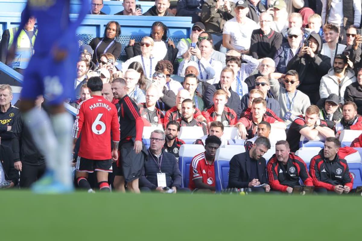 LONDON, ENGLAND - OCTOBER 31: Michael Carrick, head coach of Manchester United, makes notes as Lisandro Martinez of Manchester United leaves the pitch following a red card during the Premier League 2026/27 match between Chelsea FC and Manchester United at Stamford Bridge on October 31, 2026 in London, England. (Photo by James Gill - Danehouse/Getty Images)