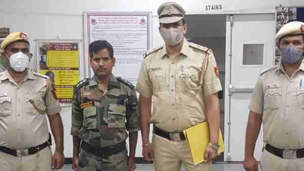 नकली आर्मी को पुलिस ने किया गिरफ्तार