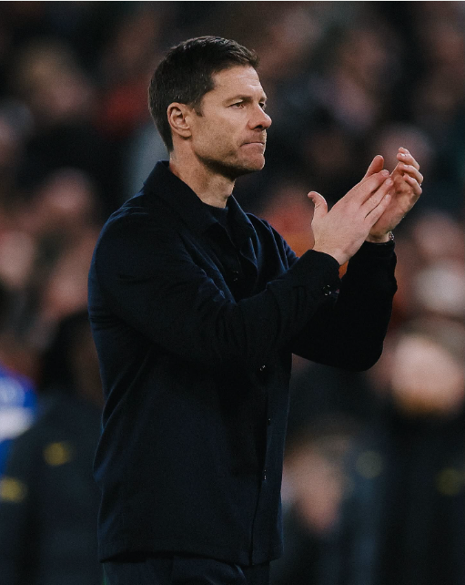Alonso applauds Chelsea supporters after Carabao exit. PHOTO/https://www.facebook.com/ChelseaFC/photos