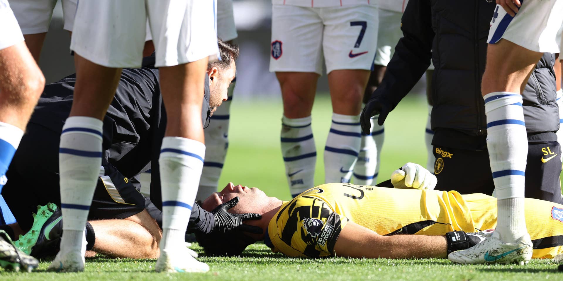 Horror-Crash bei Chelsea: Emiliano Martínez liegt nach dem heftigen Zusammenprall mit Everton-Verteidiger Jarrad Branthwaite am Boden und muss minutenlang behandelt werden.