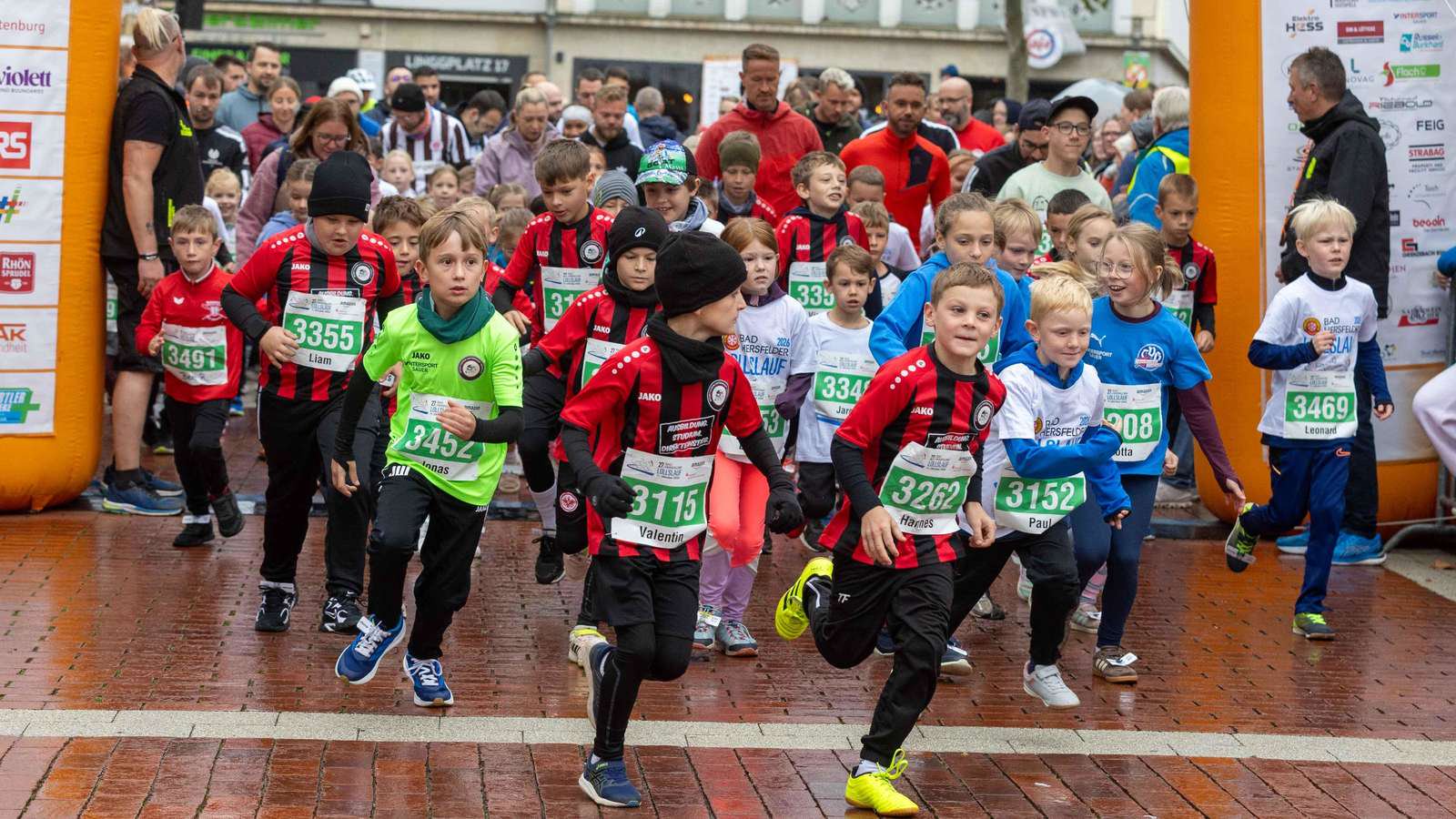 Fotos von den Starts der Schüler und Bambini sowie vom Fünf-Kilometerlauf.