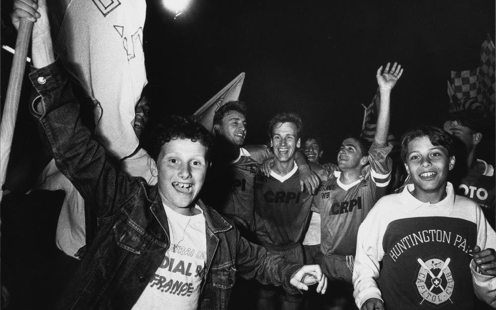 Jean-Marc Furlan, entouré de Christophe Marchet et Michel Padovani, fête la victoire de son équipe de Saint-Seurin lors de la saison 1989-1990.