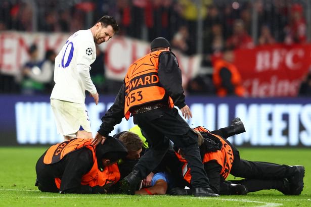 MUNICH, GERMANY - MARCH 08: Lionel Messi of Paris Saint-Germain reacts to a pitch invader during the UEFA Champions League round of 16 leg two match between FC Bayern Munich and Paris Saint-Germain at Allianz Arena on March 8, 2023 in Munich, Germany.