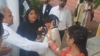 मीरजापुर में कोर्ट मैरिज करने आए मुस्लिम युवक की अधिवक्ताओं ने की पिटाई।