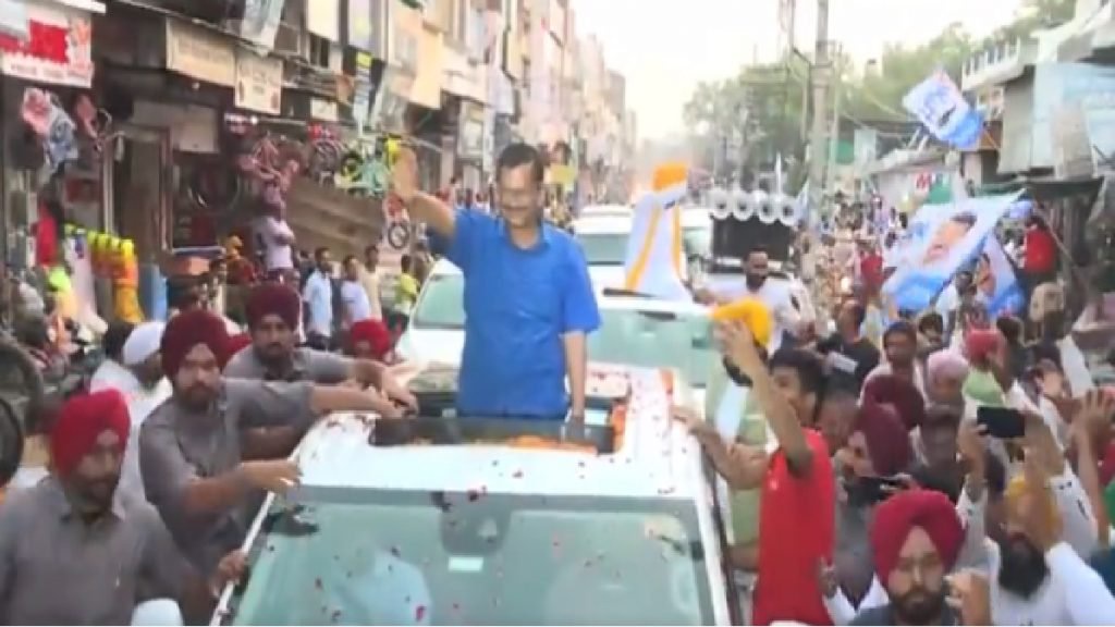 bhagwant mann hanging out of kejriwal car 1