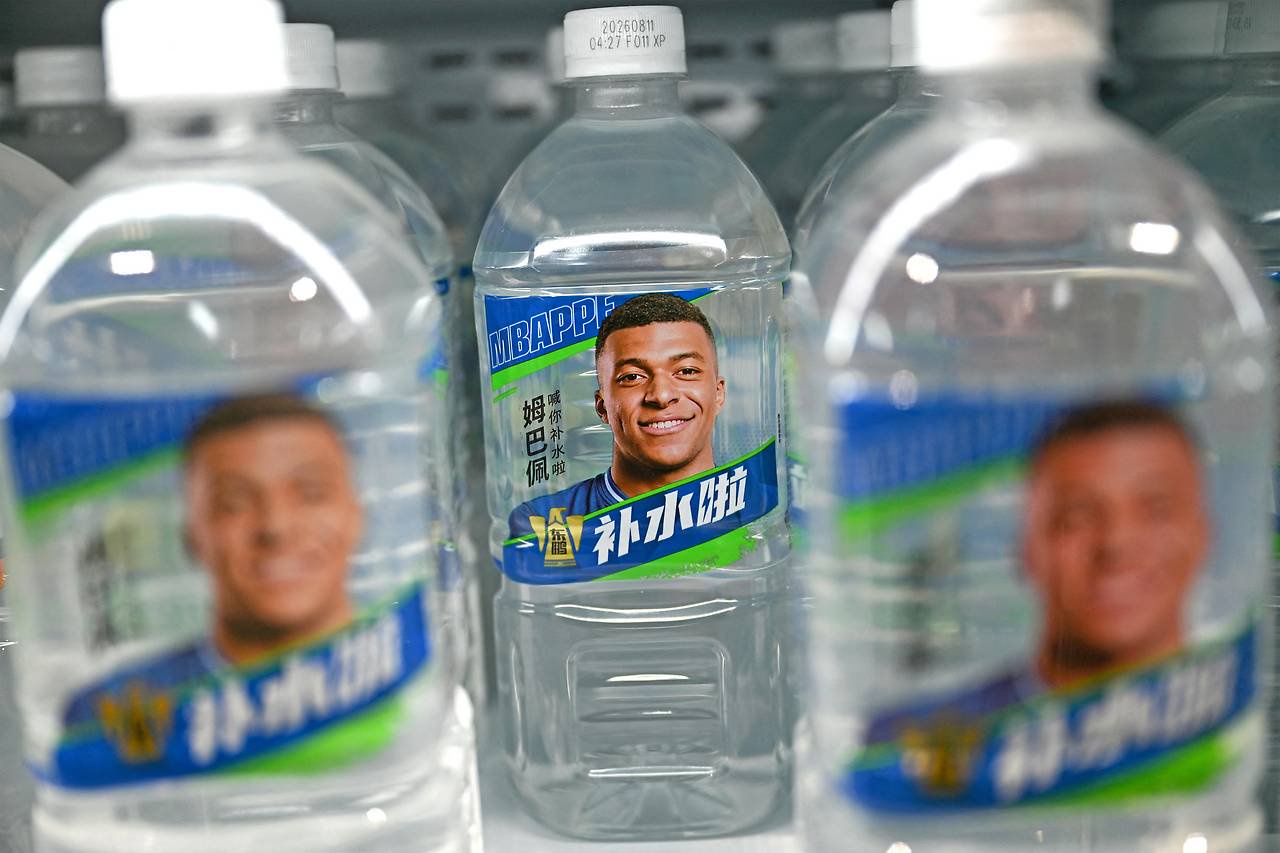 chinesisches Elektrolytgetränk mit dem Gesicht des französischen Fußballstars Kylian Mbappe
