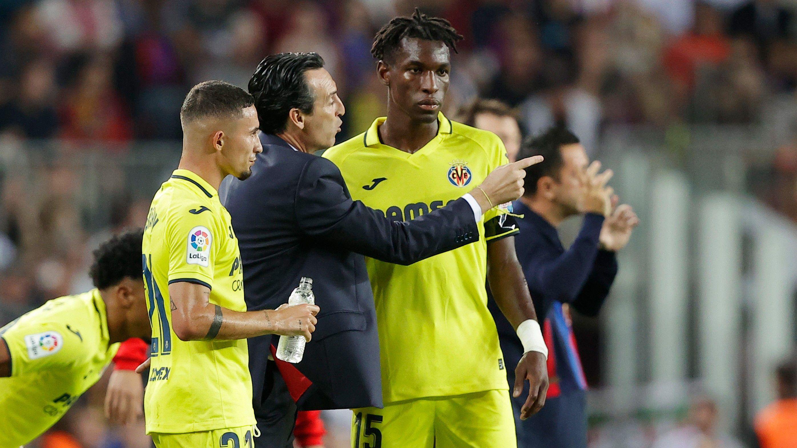 Unai Emery speaks to Nicolas Jackson during their time together at Villarreal