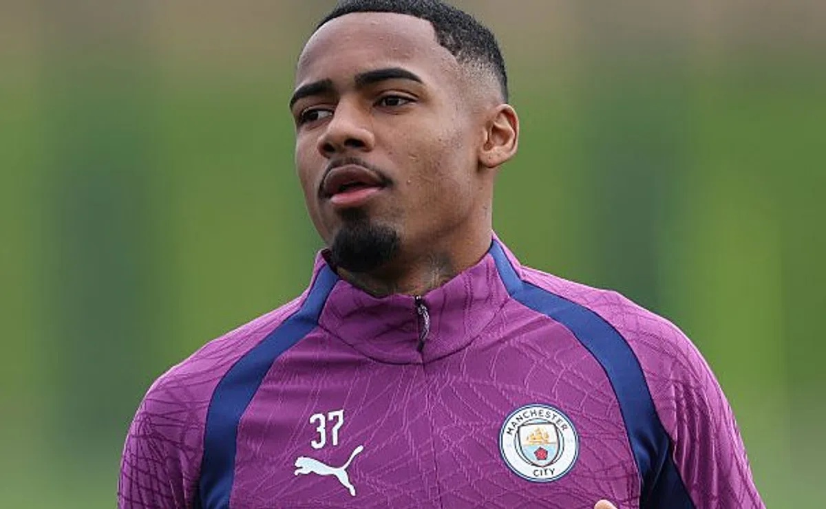 Allan treina no Manchester City - (Photo by Alex Livesey/Getty Images)